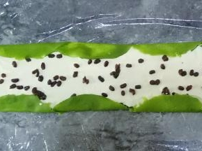 适量撒些蜜豆，边边折上来