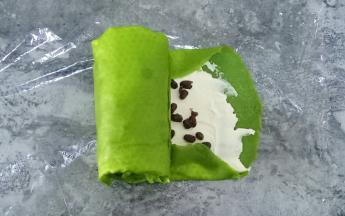 卷起来，卷好放入冰箱冷藏2小时以上