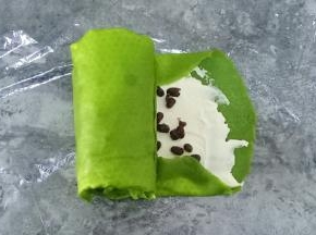 卷起来，卷好放入冰箱冷藏2小时以上