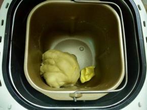 和面15分钟后，加入软化的黄油继续揉面15分钟，达到出膜状态。
