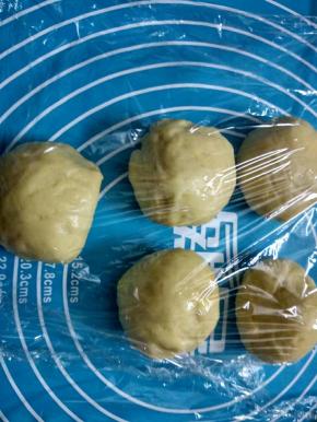 排气后将面团分割成5个55克的面团当乌龟的身体