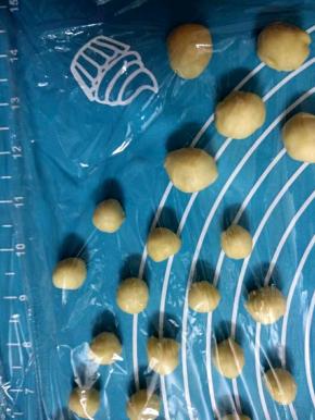 5个5克的面团当乌龟的头。25个2克的面团当乌龟的脚和尾巴，盖上保鲜膜静置10分钟。