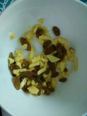 芝士剪碎与葡萄干搅匀成馅料。