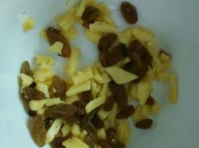 芝士剪碎与葡萄干搅匀成馅料。