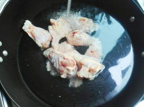 鸡翅根和冷水一起烧开