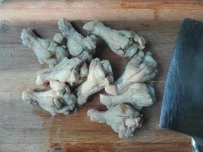 热水冲洗干净，，用到在鸡翅根上面划切三刀