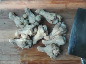 热水冲洗干净，，用到在鸡翅根上面划切三刀