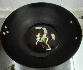热锅放油，放姜片葱，八角煎出香味