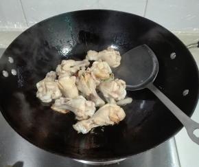 放鸡翅根翻炒水汽干了