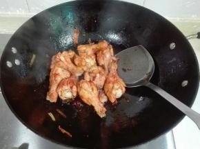 翻炒均匀上色