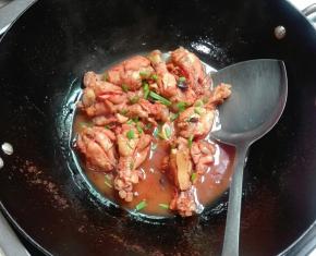 撒入葱花，出锅成盘