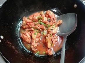 撒入葱花，出锅成盘
