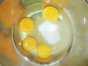 鸡蛋打入无水无油的盆里，倒入白糖。