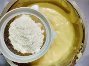 用打蛋器高速打发，一直打发至鸡蛋液出现清晰纹路浓稠后，提起打蛋器，蛋液很缓慢滴落，且滴落的蛋液保持5—8秒后才消失，才算打好。低筋面粉分2次筛入翻拌均匀。