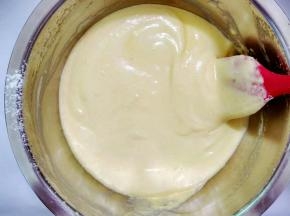 先取一小部分拌好的面糊与植物油翻拌均匀，再倒入剩余面糊翻拌均匀。