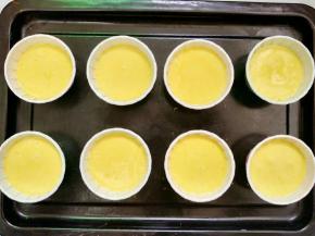 将蛋糕糊倒入纸杯至8分满。