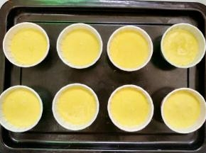 将蛋糕糊倒入纸杯至8分满。