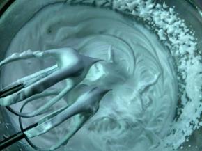 奶油加入20克白糖，打发至有纹路，提起打蛋器有小尖。滴入黄色素翻拌均匀，装入裱花袋。