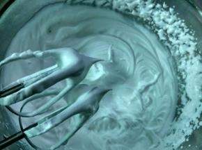 奶油加入20克白糖，打发至有纹路，提起打蛋器有小尖。滴入黄色素翻拌均匀，装入裱花袋。