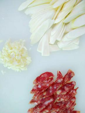 茭白和腊肠分别切成薄片，大蒜剁蒜蓉备用。