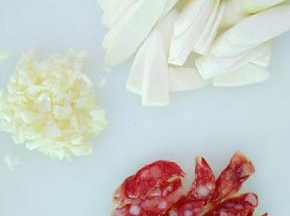 茭白和腊肠分别切成薄片，大蒜剁蒜蓉备用。