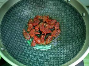 热锅倒入适量植物油烧八成热，倒入腊肠翻炒至微焦，盛出备用。