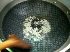 锅里再加少许植物油烧八成热，放入大蒜爆香。