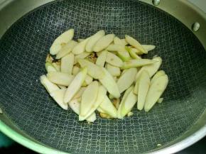 倒入茭白翻炒均匀后，加入少许清水（10毫升）加盖焖一下，继续翻炒至茭白快熟。