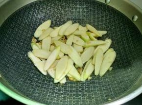 倒入茭白翻炒均匀后，加入少许清水（10毫升）加盖焖一下，继续翻炒至茭白快熟。