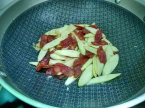 倒入腊肠翻炒均匀，调入盐，鸡精和酱油翻炒均匀即可出锅。