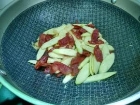 倒入腊肠翻炒均匀，调入盐，鸡精和酱油翻炒均匀即可出锅。