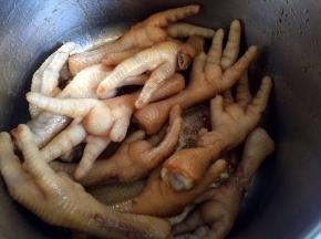 熬出糖色后放入鸡爪翻炒