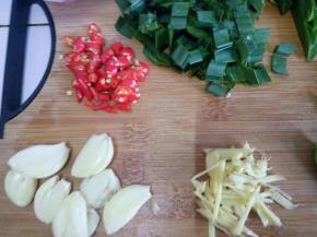 所需食材洗好、切好。