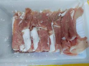 羊肉卷用冷水浸泡去血水。