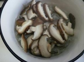 将烫熟的薯粉和香菇片捞起沥水。