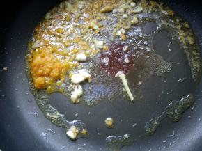 放入3勺黄灯笼辣椒煸炒出香味。