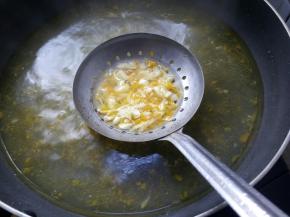 放入400克温水，水烧开后捞出杂质。放入花椒粉、糖、料酒和盐。