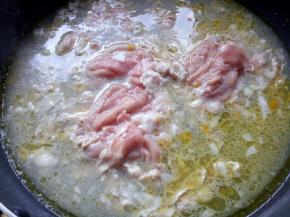 放入羊肉卷，直至水烧开后。放入10克香醋，关火。