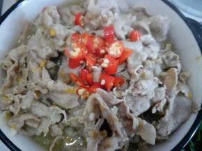 将汤汁和羊肉卷倒入香菇薯粉碗中。小米椒放在上面。