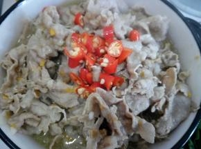 将汤汁和羊肉卷倒入香菇薯粉碗中。小米椒放在上面。