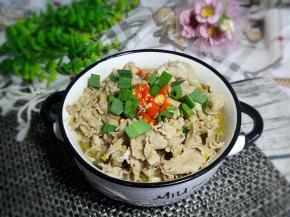 把油淋在小米椒上，加少许蒜叶。美味的香菇薯粉汆肥羊制作完成。