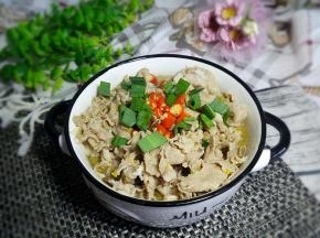 把油淋在小米椒上，加少许蒜叶。美味的香菇薯粉汆肥羊制作完成。