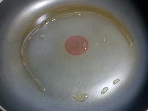 锅烧热下油30克。