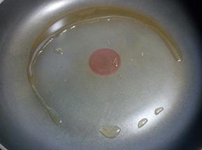 锅烧热下油30克。