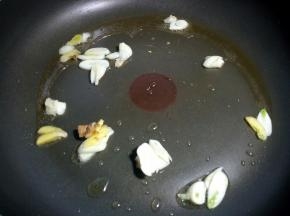 下入姜、蒜爆香。