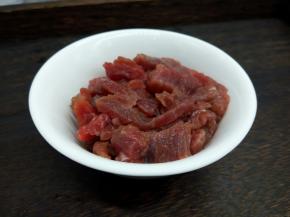 牛肉切丝，加生抽，蚝油，淀粉少许，腌制10分钟