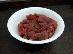 牛肉切丝，加生抽，蚝油，淀粉少许，腌制10分钟