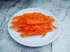 胡萝卜削皮，切片，再切丝