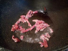 锅里放油，下牛肉丝爆炒
