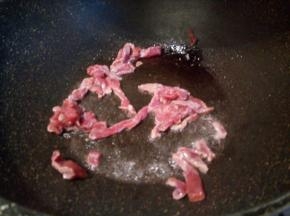锅里放油，下牛肉丝爆炒